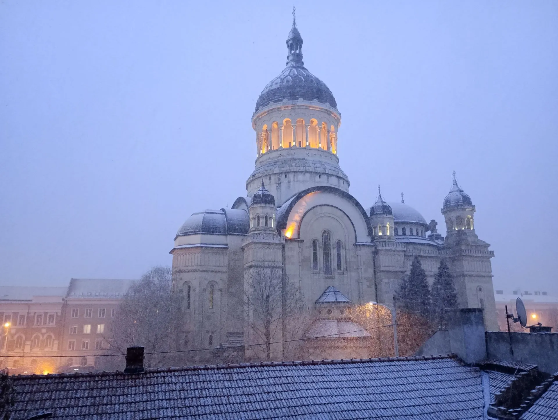 A cathedral in Cluj-Napoca during heavy snow